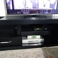 یک عدد میز تلویزیون تمیز شیک و بدون زدگی