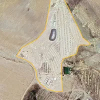 زمین یک هکتاری با چشمه، استخر و ساختمان نیمه‌کاره