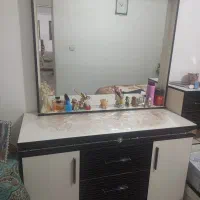 میز‌آرایش‌ و‌ آینه