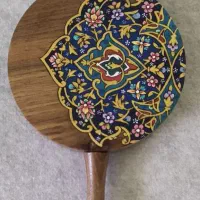 اجرای‌ تذهیب روی ظروف چوبی