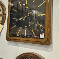 ساعت مربع چوبی