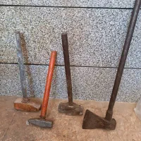چکش و تبر و ترازو دستی