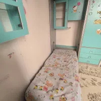 تخت کم جا نوجوان