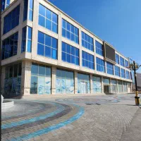 یک نفر متخصص در نگهداری استخر