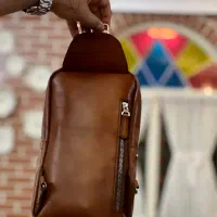 کیف دوشی دستدوز از چرم طبیعی گاوی (شاهکارچرمی)|کیف، کفش، کمربند|بادرود, |دیوار