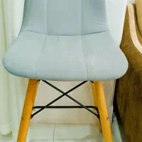 یک عدد صندلی چوبی پایه بلند