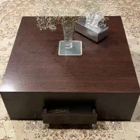 میز بزرگ وسط و جلو مبلی