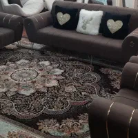 مبل قهو ه ای با پایه و نوار طلایی.