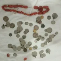 سکه قدیمی و تزبیح عقیق