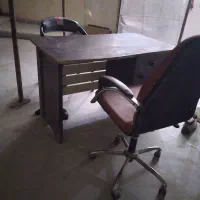 دو عدد صندلی با یک میز