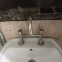 شیر روشویی و پایه نگهدارنده