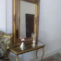 آینه کنسول و تخت یک نفره و خوشخواب و مجسمه و،
