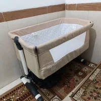 گهواره تخت کنار مادر