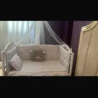 تخت کنار مادر