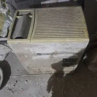 یک عدد کولر گازی پشت پنجره ای