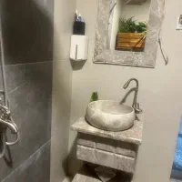 روشویی سنگی با ایینه در حد نو در جم