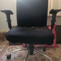 صندلی اداری و کامپیوتر