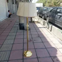 آباژور ایستاده کنارسالنی|چراغ خواب و آباژور|تهران, دریاچه شهدای خلیج فارس|دیوار