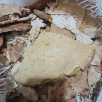 نون خشک و بطری آب معدنی
