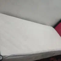 تخت یک نفره با تشک داده می‌شود