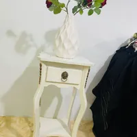 میز تلفن به همراه گل وگلدان