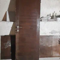 درب چوبی با قفل و دستگیره و چارچوب