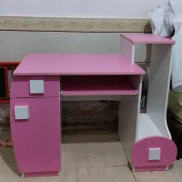 میز تحریر و کامپیوتر
