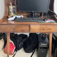 میز تحریر و کتابخانه