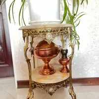 میز عسلی کنار سالنی وگلدان برنجی بسیار زیبا