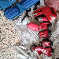 تعدادی لباس ورزشی وسایل ورزش