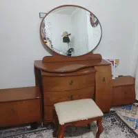 ی میز آینه با جنس چوب گردو تمیز در حد نو