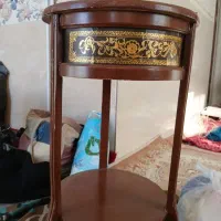 میز کنار سالنی گرد