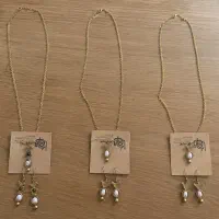 ست گوشواره و رو لباسی طرح پرنده و مروارید