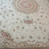 فرش ماشینی زمینه کرمی با حاشیه مسی رنگ سالم وظریف|فرش|شیراز, فرهنگ شهر|دیوار