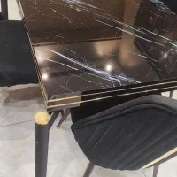 میز ناهارخوری و صندلی های مشکی طلایی در حد نو