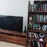 میز تلویزیون و کتابخانه