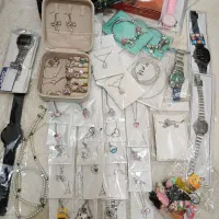 تعدادی اکسسوری و ساعت
