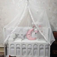 تخت کنار مادر و گهواره