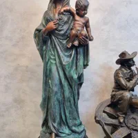 مجسمه برنزی مریم ومسیح ایستاده