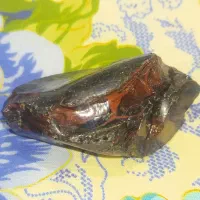 سنگ آمیتیست سیاه با خطوط قرمز وشفاف