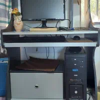 میز کامپیوتر سالم و بی خط و خش