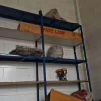 قفسه آهنی تمیز و محکم