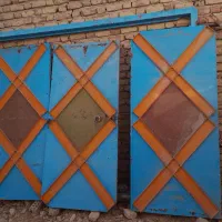 درب حیاط و پنجره