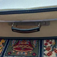 چمدان قدیمی و گلدان سفالی