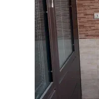 پارتیشن همراه با در در حد نو همراه با شیشه و پرده