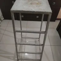 یک جفت چهارپایه آهنی با ارتفاع یک متر