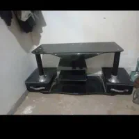 میز تلویزیون و دو عدد تلویزیون قدیمی