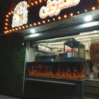 کارگر فست فود خانم یا آقا .