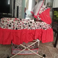 گهواره دخترانه کنار مادر سالم تمیز