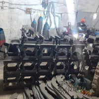 نیرو فنی وسط کار در کارگاه تراشکاری اهنگری